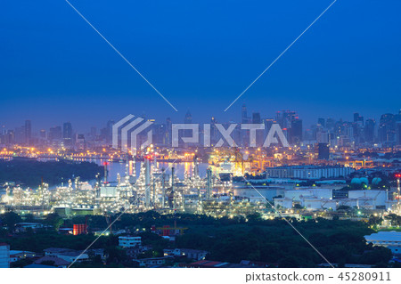 Oil refinery and Petrochemical plant at dusk Oil refinery and Petrochemical plant at dusk 45280911