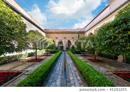 Small courtyard of Aljaferia palace in Zaragoza 45281055
