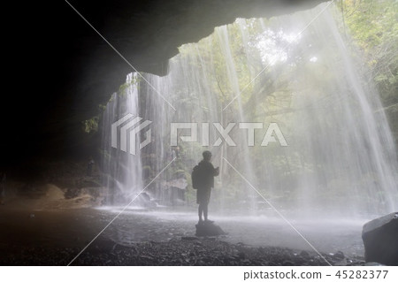 The back side of Nabegataki waterfall 45282377