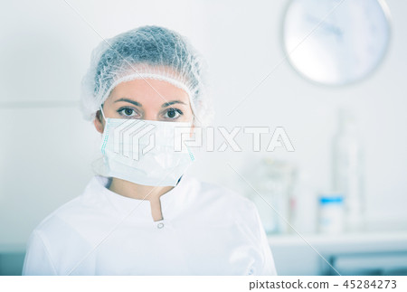 Female nurse at work 45284273