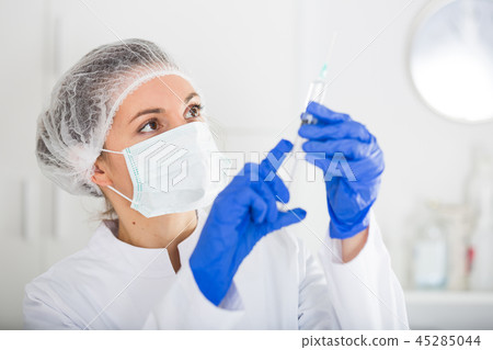 Nurse making injection 45285044