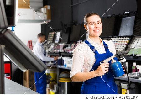Female worker with airbrush 45285197