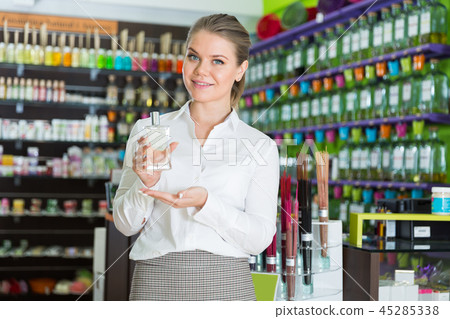Salesgirl suggesting perfume 45285338