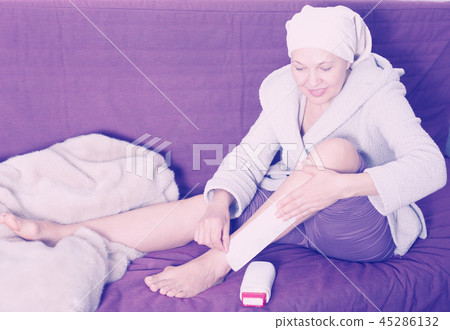 Woman doing body hair removal 45286132