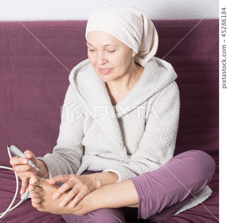 Woman doing pedicure 45286184