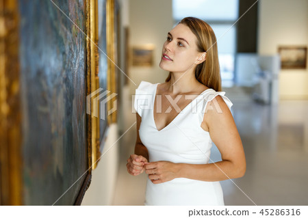 Woman visiting painting exhibition Woman visiting painting exhibition 45286316