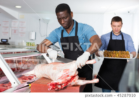 Seller preparing meat of lamb 45287010