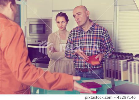Couple dissatisfied with the quality 45287146