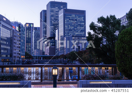 大阪Nakanoshima日落視圖。高層建築。 45287551
