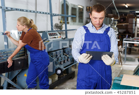 Male glazier working in glass factory 45287851