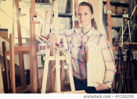 Female customer un art shop 45288208