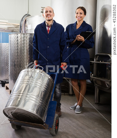 Expert woman standing with clipboard 45288302