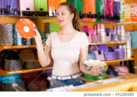 Woman demonstrates one-time dishes Woman demonstrates one-time dishes 45288489
