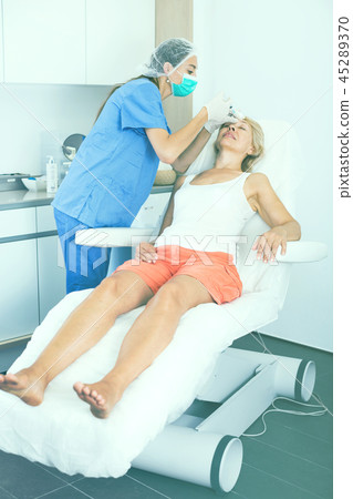 Senior woman getting facial injection 45289370
