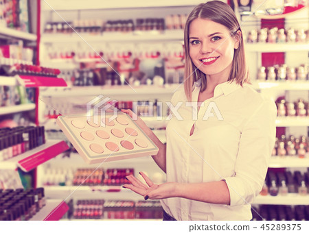 Salesgirl proposing powder in shop Salesgirl proposing powder in shop 45289375