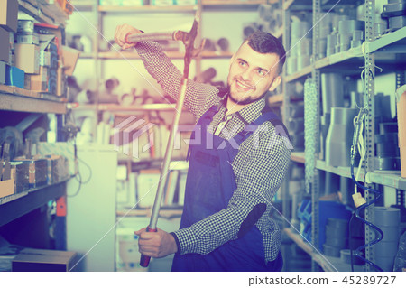 Worker explains how to work with tool Worker explains how to work with tool 45289727