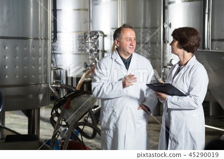 Happy wine maker shows to expert equipment Happy wine maker shows to expert equipment 45290019