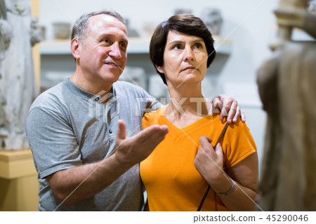 positive senior couple visiting museum of ancient sculpture 45290046