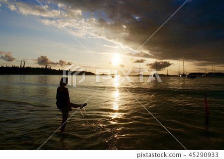 Setting sun 45290933