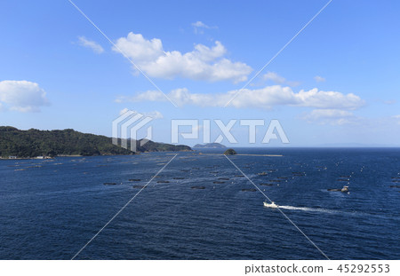 Aquaculture rafts of the Uwa Sea, on the open sea side of Yuko-Ayukoura, Uwajima City Miura Peninsula Aquaculture rafts of the Uwa Sea, on the open sea side of Yuko-Ayukoura, Uwajima City Miura Peninsula 45292553