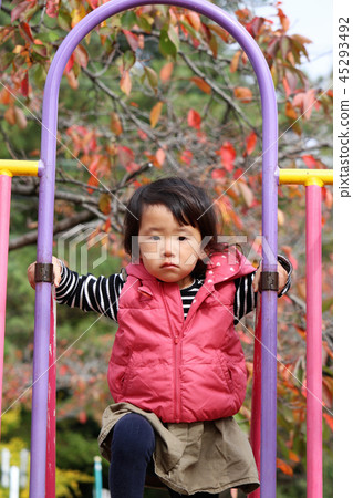 在秋天公園玩耍的女孩 在秋天公園玩耍的女孩 45293492