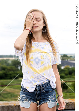 Girl in short shorts Girl in short shorts 45294842