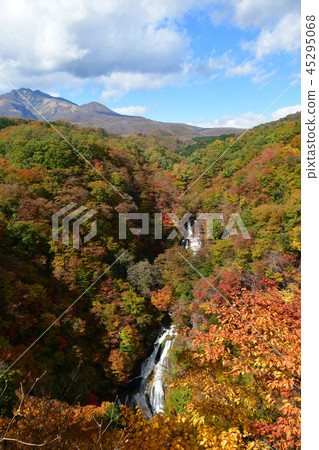 朦朧的瀑布 45295068