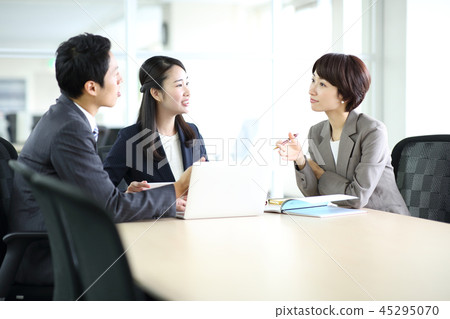 開會的辦公室員工 45295070