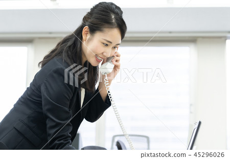 一個處理電話的女人 45296026