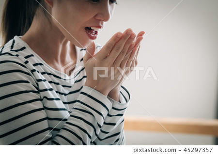 日本中間婦女做口臭檢查 日本中間婦女做口臭檢查 45297357