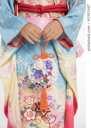 拿著球花束的和服女孩手 45301497