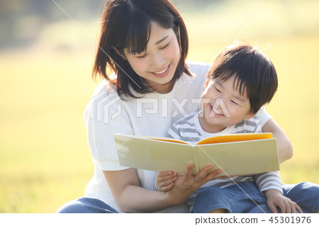 Parents and children reading books 45301976