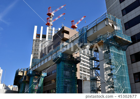 在建築工作期間，Hamamatsucho和Takeshiba之間的高架行人天橋 45302677