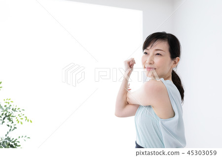 Middle women yoga Middle women yoga 45303059