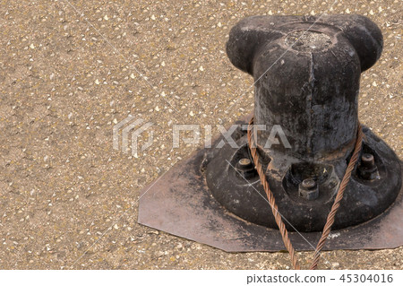 metal pedestal mooring fixed with large washers 45304016