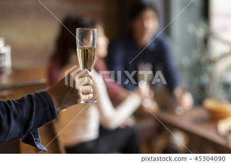休閒聚會圖像_男性的手 45304090
