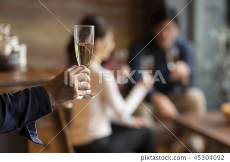 休閒聚會圖像_男性的手 45304092