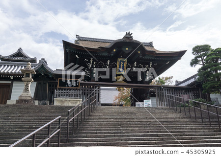 otani hombyo temple gate otani hombyo temple gate 45305925
