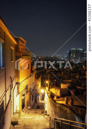 Haebangchon narrow alleyway 45306157