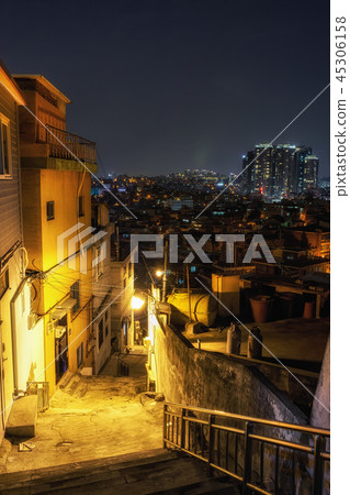 Haebangchon narrow alleyway 45306158