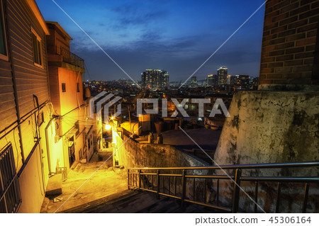 Haebangchon narrow alleyway 45306164