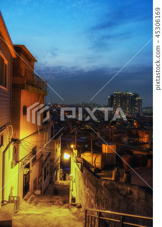 Haebangchon narrow alleyway 45306169