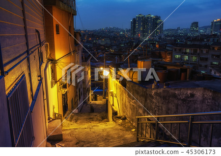 Haebangchon narrow alleyway 45306173
