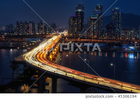 Rush hour traffic over Cheongdam bridge 45306194