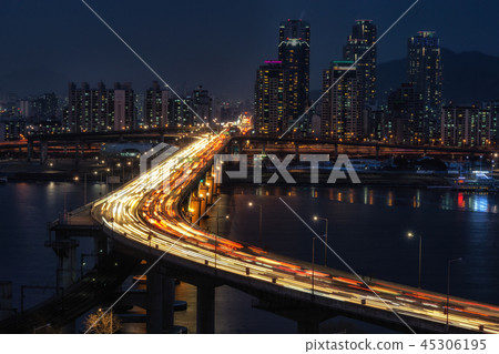 Rush hour traffic over Cheongdam bridge 45306195