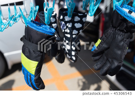 在滑雪公園停車場戴手套 在滑雪公園停車場戴手套 45306543