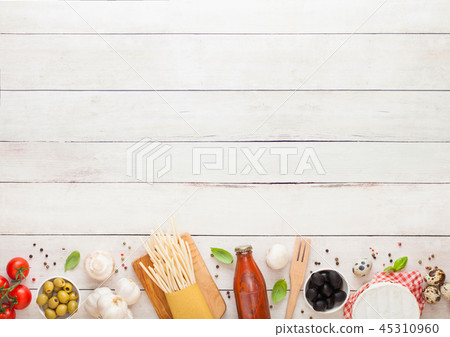 Homemade spaghetti pasta with quail eggs  45310960