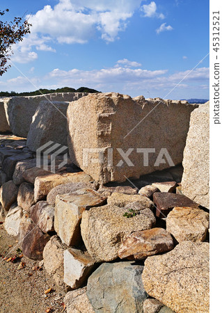 [Asujima Island] Osaka Castle Sekai Memorial Park (prefecture designated cultural property Osaka Castle Seishi Ishigaki Ishigiri Tobi Koshi Koba trace and Kokai Maru stone group) 45312521