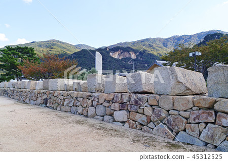 [Asujima Island] Osaka Castle Sekai Memorial Park (prefecture designated cultural property Osaka Castle Seishi Ishigaki Ishigiri Tobi Koshi Koba trace and Kokai Maru stone group) 45312525