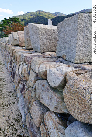 [Asujima Island] Osaka Castle Sekai Memorial Park (prefecture designated cultural property Osaka Castle Seishi Ishigaki Ishigiri Tobi Koshi Koba trace and Kokai Maru stone group) 45312526